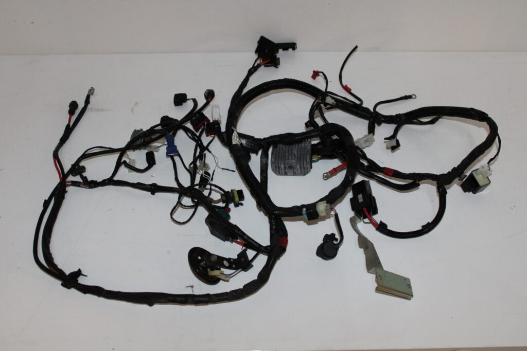 Kabelboom Vespa LX / S inclusief spanningsregelaar en andere toebehoren.