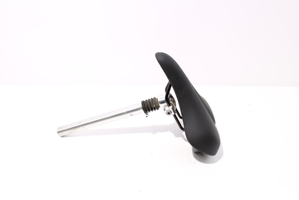 Zadel zwart | verende zadelpen | 25,4mm | zo goed als nieuw